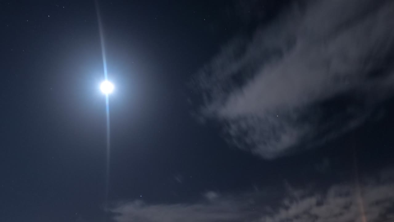 brillo de la luz de la luna ray n efecto de destello de la lente en la escena del cielo nocturno estrellado