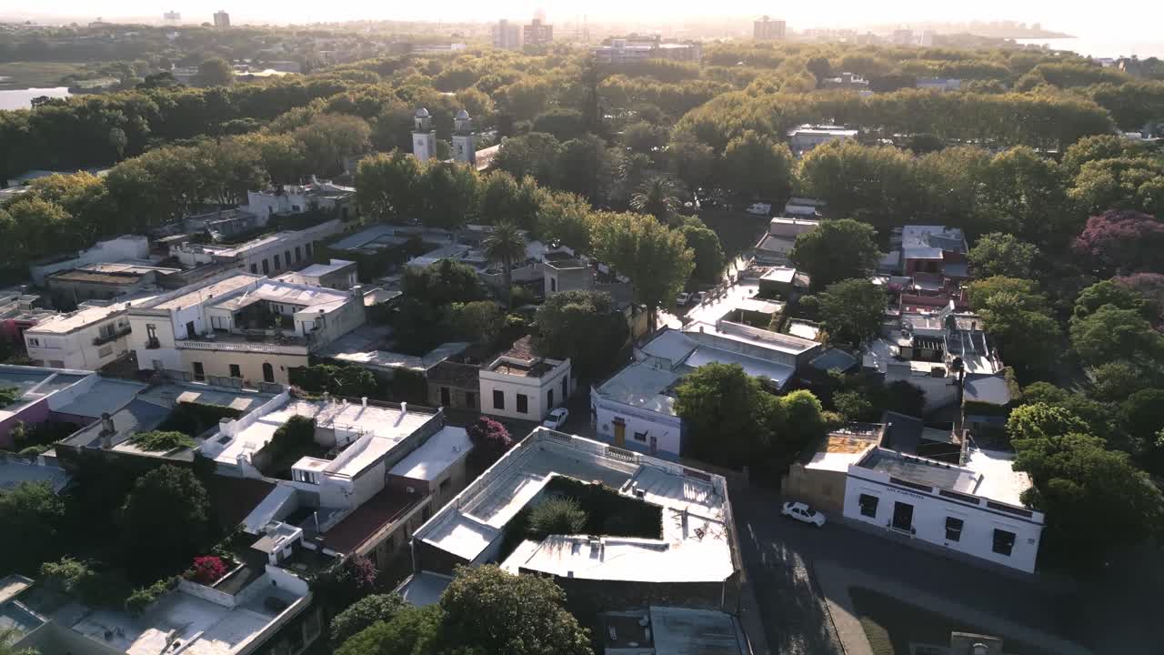 drone gira sobre la colonia del sacramento uruguay pequeña y encantadora ciudad colonial