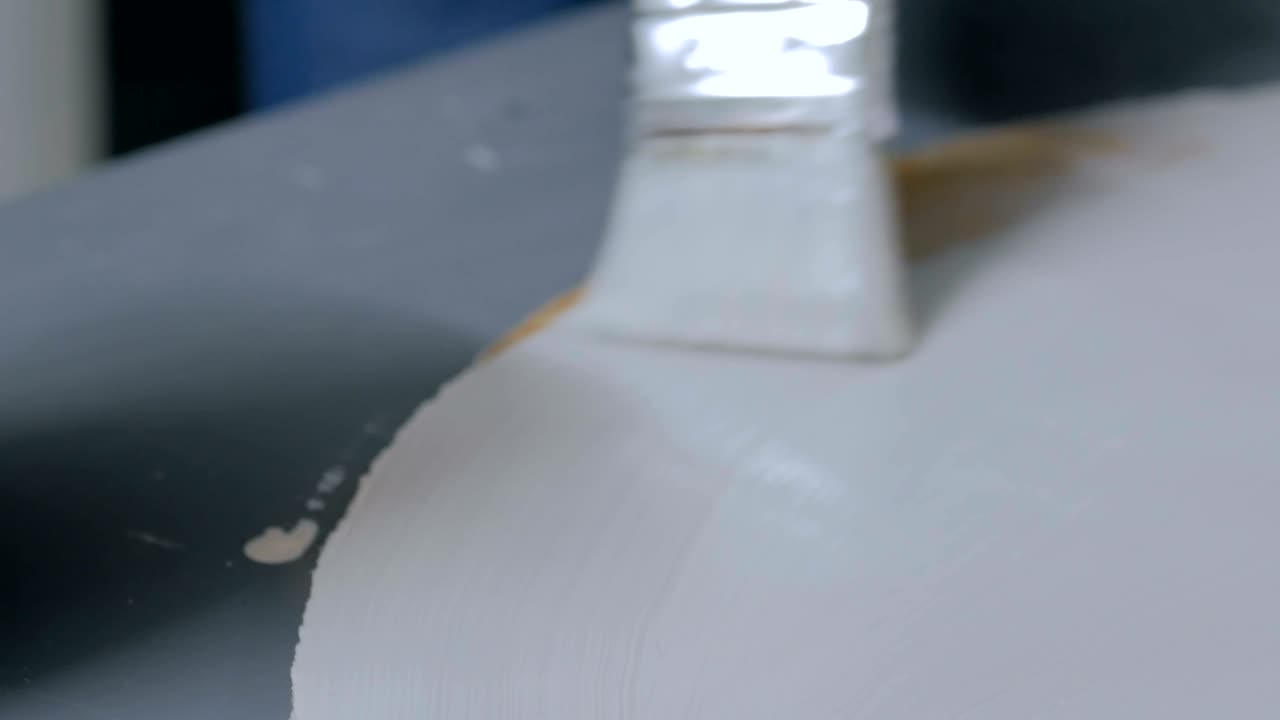 mujer profesional decoradora, diseñadora pintura decoración de círculos de madera