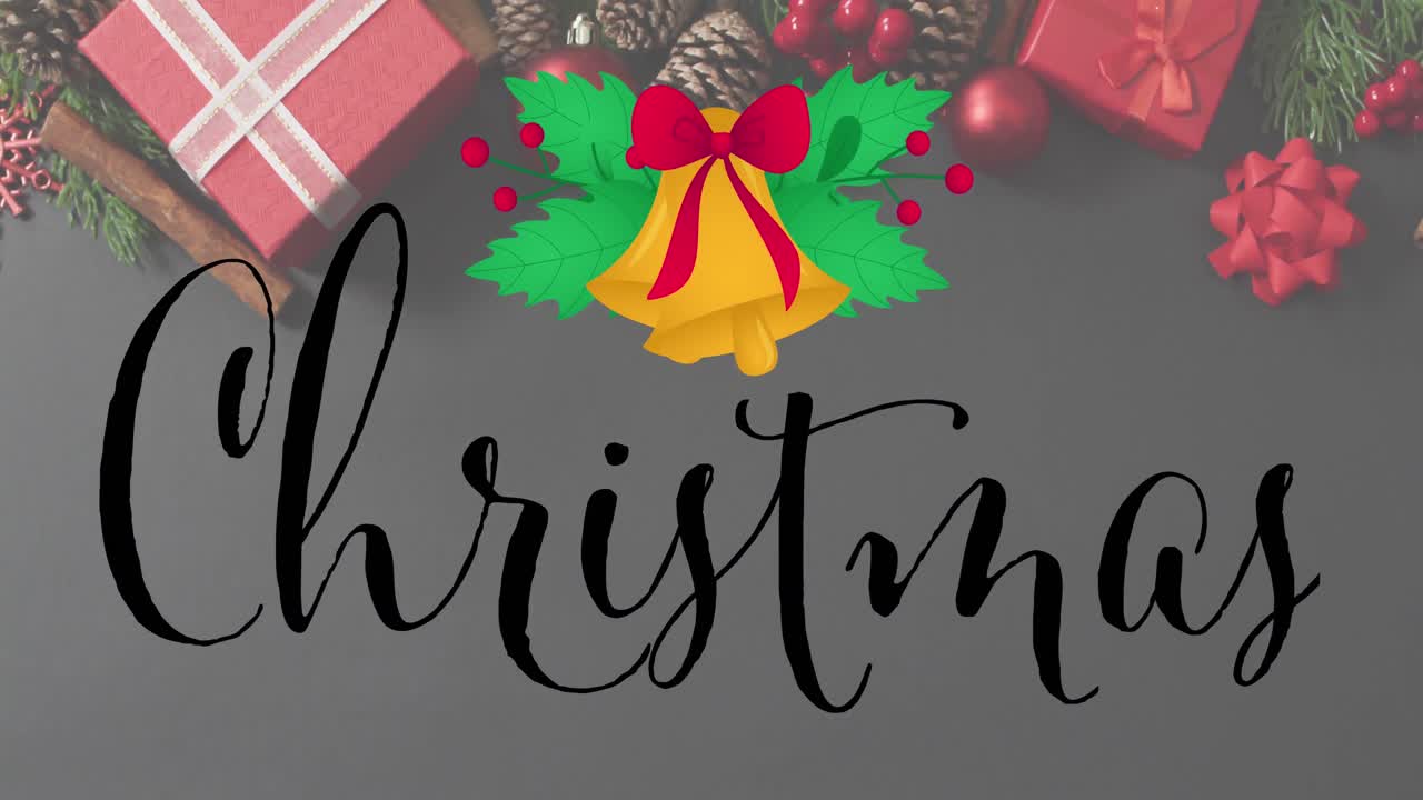 animación de un cartel de texto navideño con icono de campana sobre decoraciones navideñas en superficie gris.