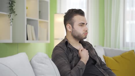 un hombre infeliz y aburrido se deprime en casa.