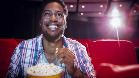 animación de un feliz hombre afroamericano comiendo palomitas de maíz en el cine