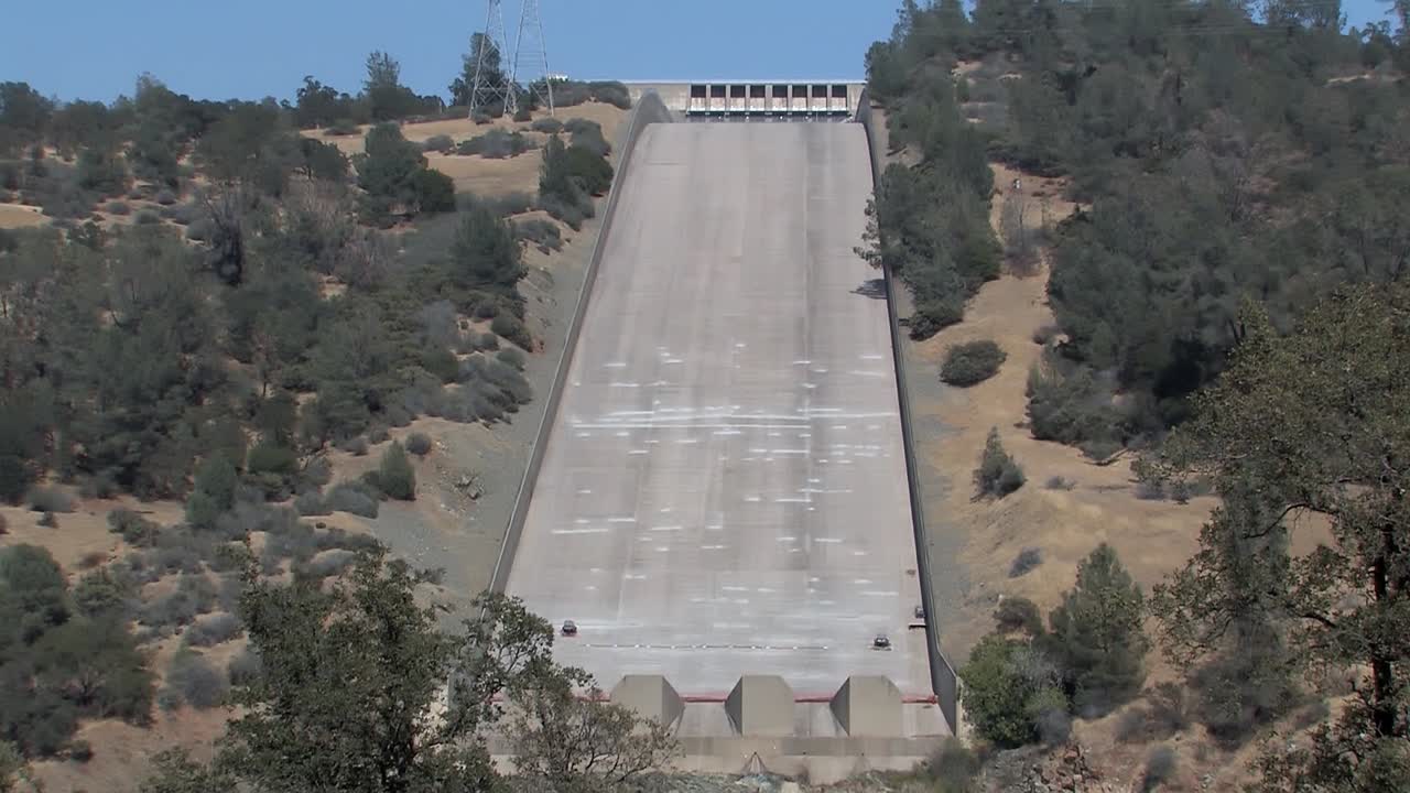 aliviadero histórico de la represa de oroville en california, ee.uu. antes de la crisis de la represa de oroville en 2017