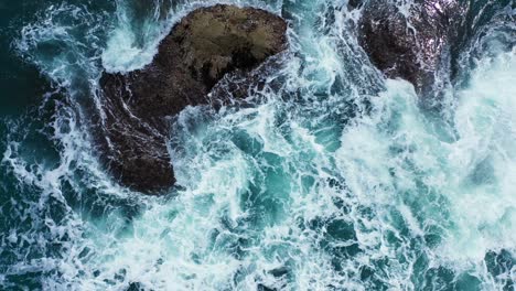 Raue-Meereswellen,-Die-Auf-Den-Felsen-Im-Smaragdgrünen-Meer-Krachen