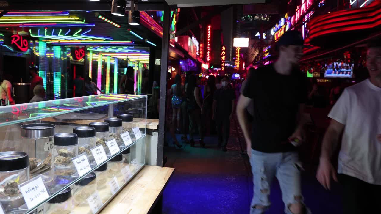 Persone che camminano in un vivace mercato notturno