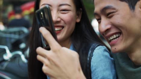 Handheld-Ansicht-Eines-Jungen-Paares,-Das-Ein-Selfie-Macht