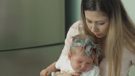 Una-Joven-Y-Hermosa-Madre-Calma-A-Su-Hija-Después-De-La-Vacunación.