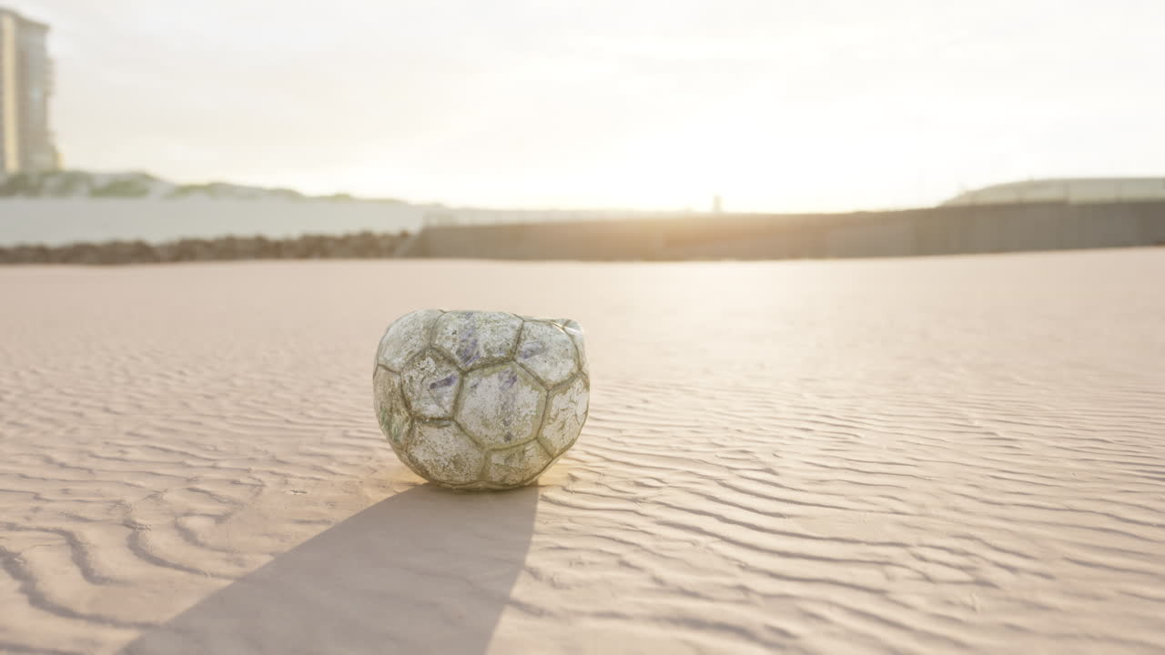 해변 에 있는 은 축구 공