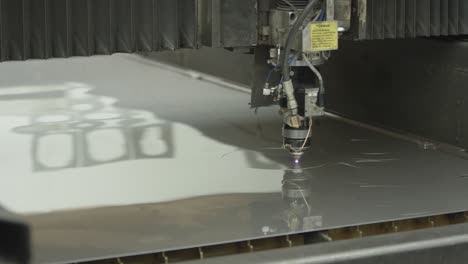 cortadora láser para cortar placas de metal