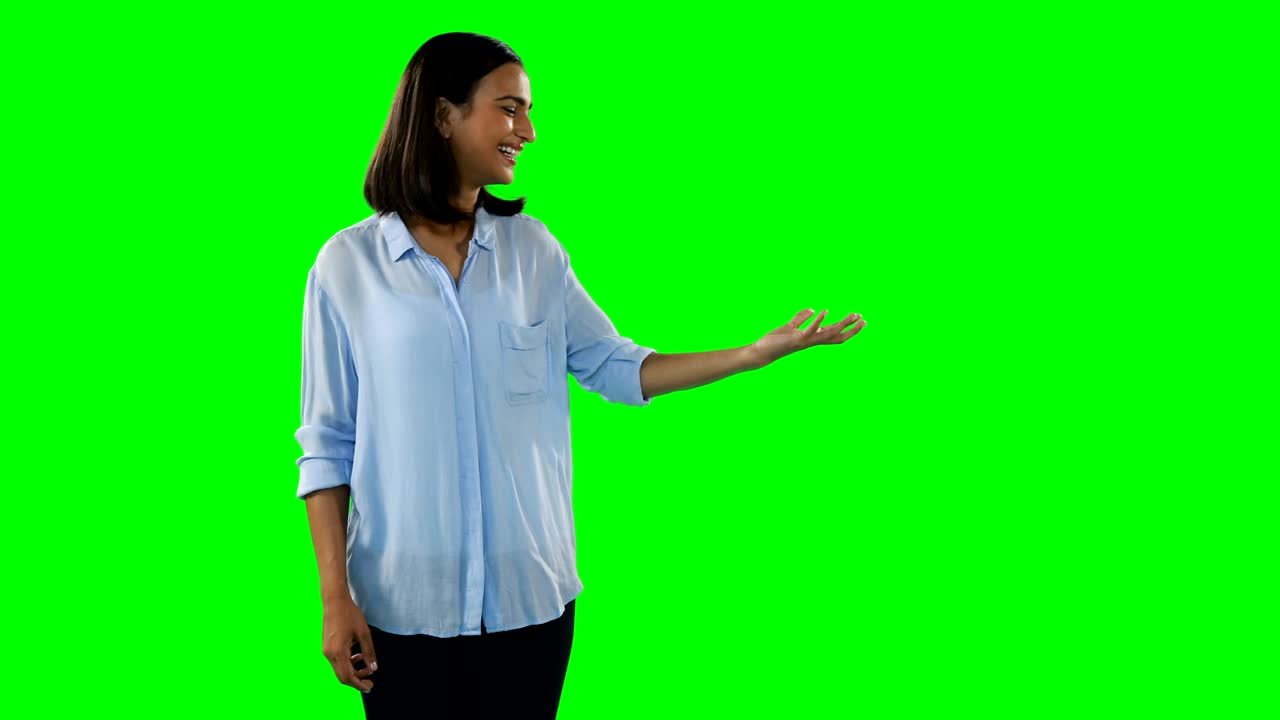 mujer sonriente haciendo un gesto de mano 4k