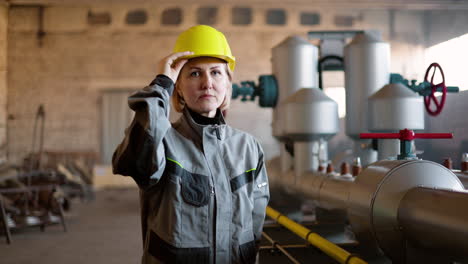 Blonde-Frau-In-Der-Fabrik