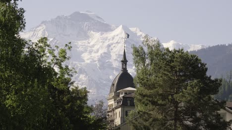 Altes-Gebäude-Vor-Dem-Berg