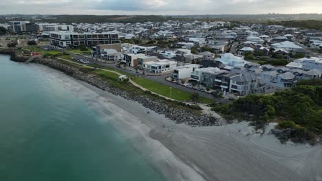 Vista-Aérea-Del-Distrito-Suburbano-De-La-Ciudad-De-Perth-Con-Casas-Nobles,-Paseo-Marítimo,-Playa-De-Arena-Y-Océano-Al-Atardecer