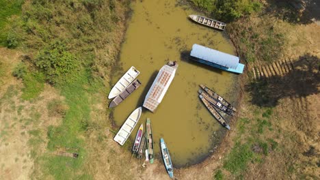 Eine-Overhead-Luftaufnahme-Einer-Bootstour-In-Bueng-Boraphet,-Nakhon-Sawan,-Thailand,-Bei-Der-Man-Den-Sumpf-Und-Den-See-Nach-Zugvögeln-Aus-Verschiedenen-Ländern-Der-Welt-Erkundet