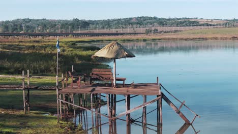 vista aérea de un pequeño muelle en la orilla del lago