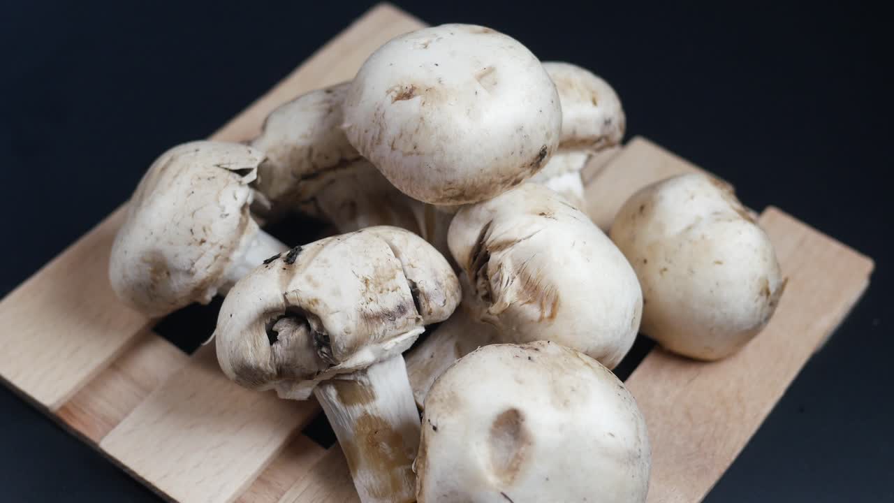 setas blancas frescas en tablero de madera