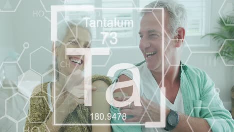 animación de símbolos químicos sobre una pareja caucásica mayor que apunta con los brazos