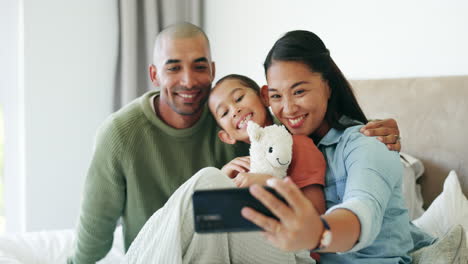 Mamá,-Papá-Y-Selfie-De-Niña-En-El-Dormitorio