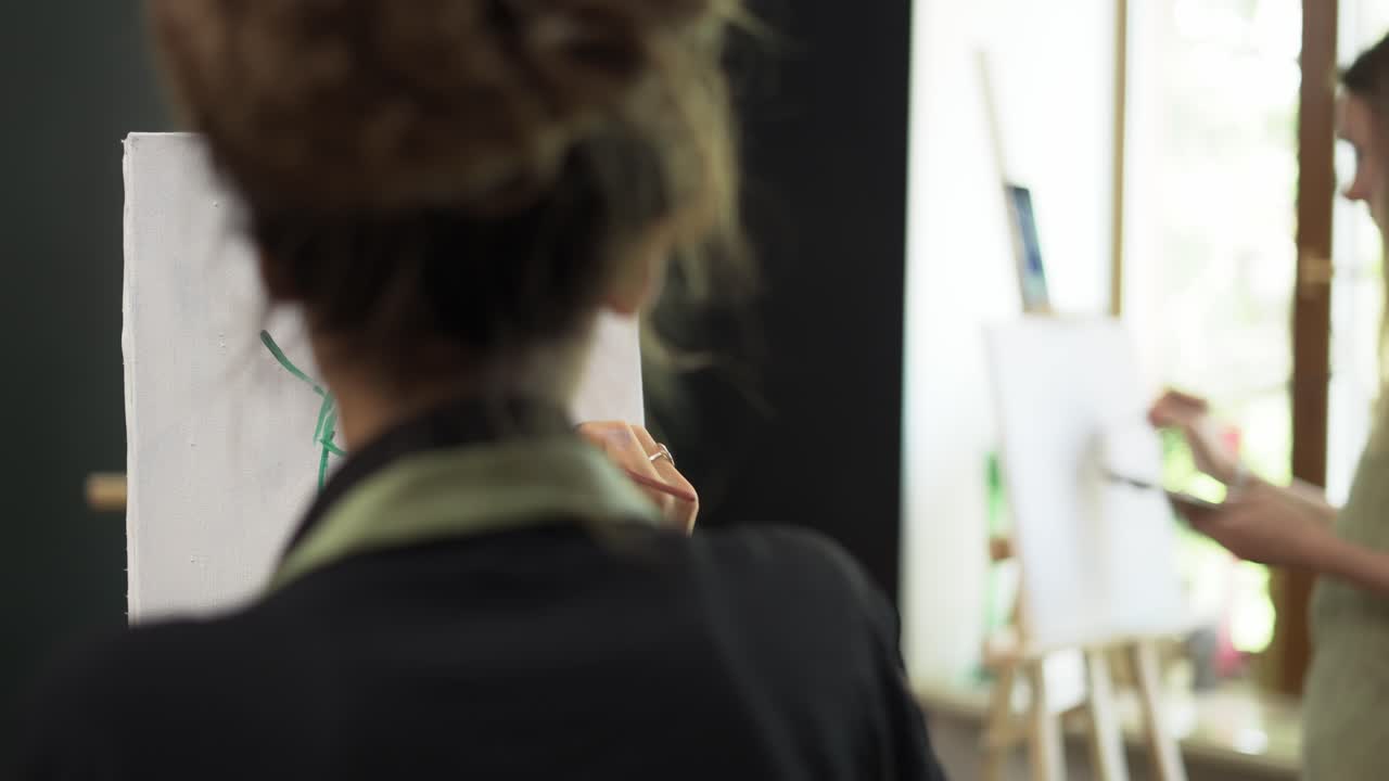 미술 수업 에서 여성 의 실루 ⁇  을 그리는 학생 들 의 그룹