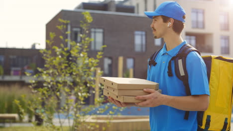 el repartidor de pizzas.