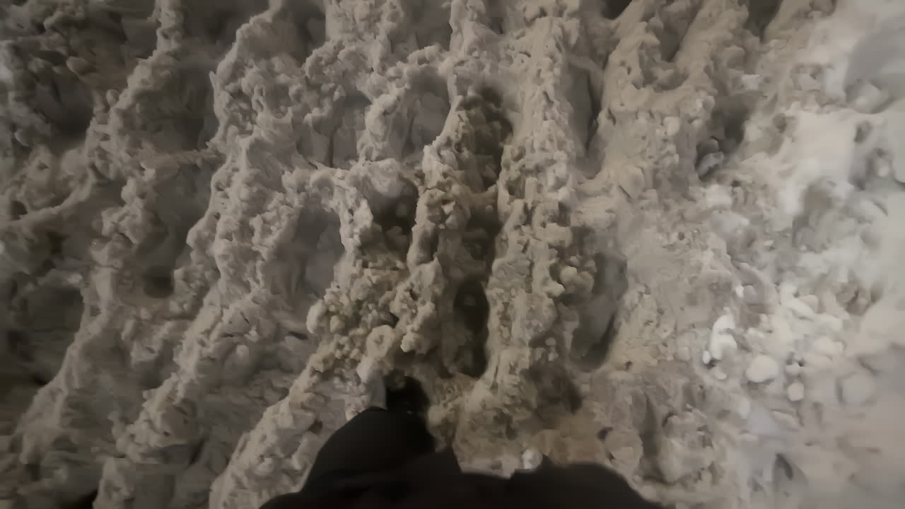 pov caminando en la nieve profunda por la noche con botas en el invierno