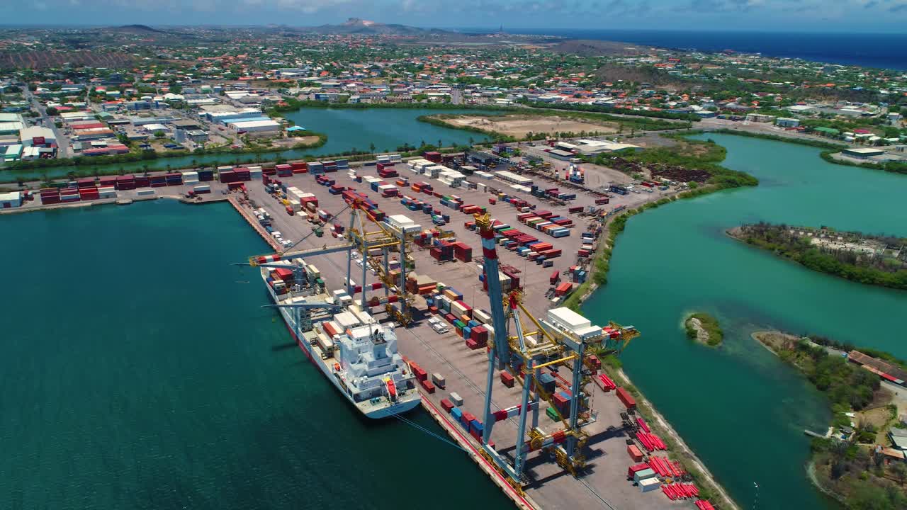puerto de contenedores marítimos atracado en grúas, isla caribeña de curazao, retirada aérea
