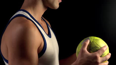 hombre con pelota de pelota