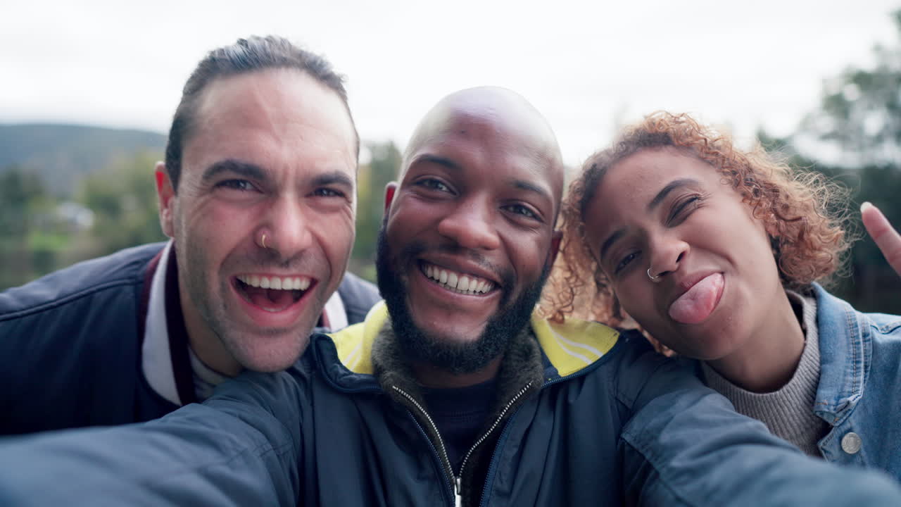 Vrienden, grappig gezicht in selfie en kamperen