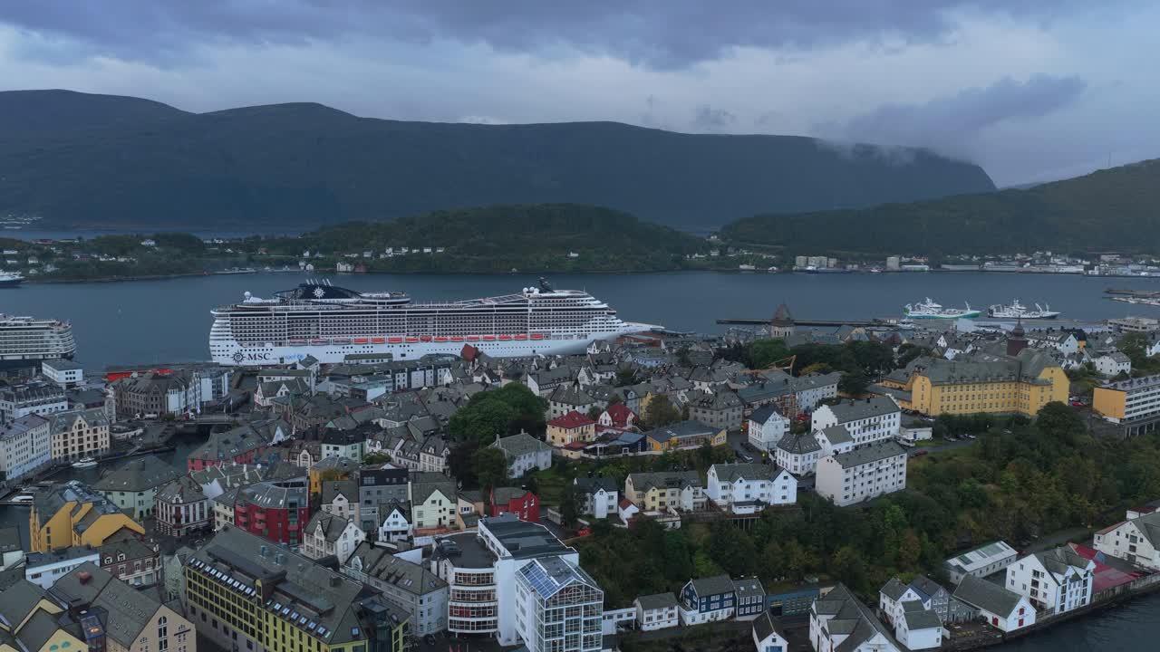 Nascer do sol deslumbrante sobre a encantadora Alesund, Noruega, vista de cima