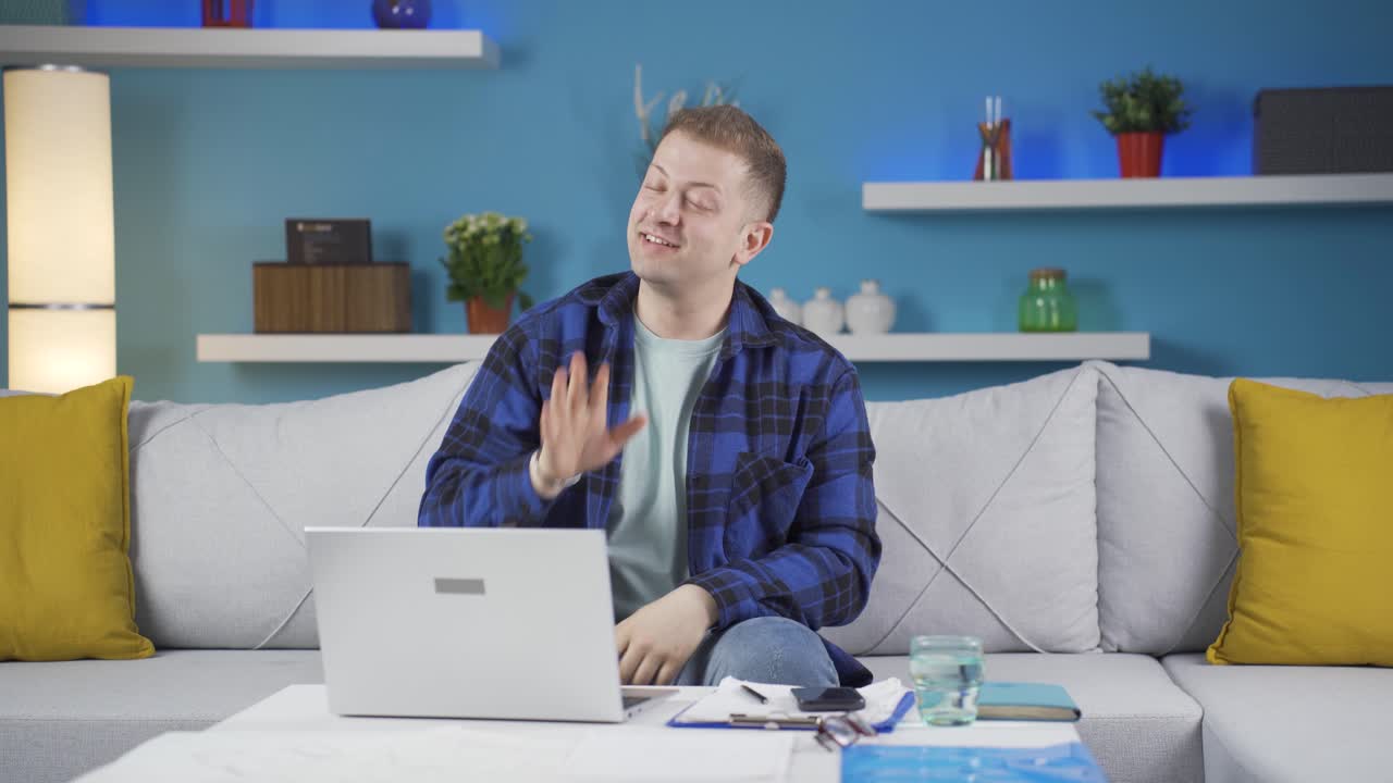 홈 오피스 워커 남자가 카메라에 동기를 부여하고 있습니다.