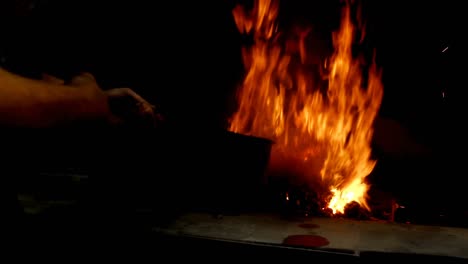 herrero poniendo carbón en la chimenea 4k