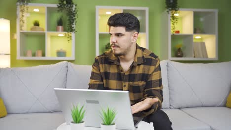 un joven perturbado por el sonido. quiere silencio.