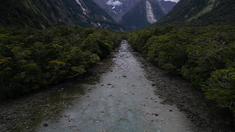 revelando el monte pembroke en milford sound, nueva zelanda