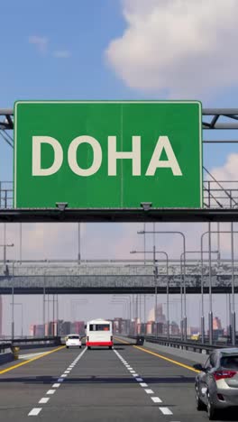 la autopista de doha con el avión en el cielo