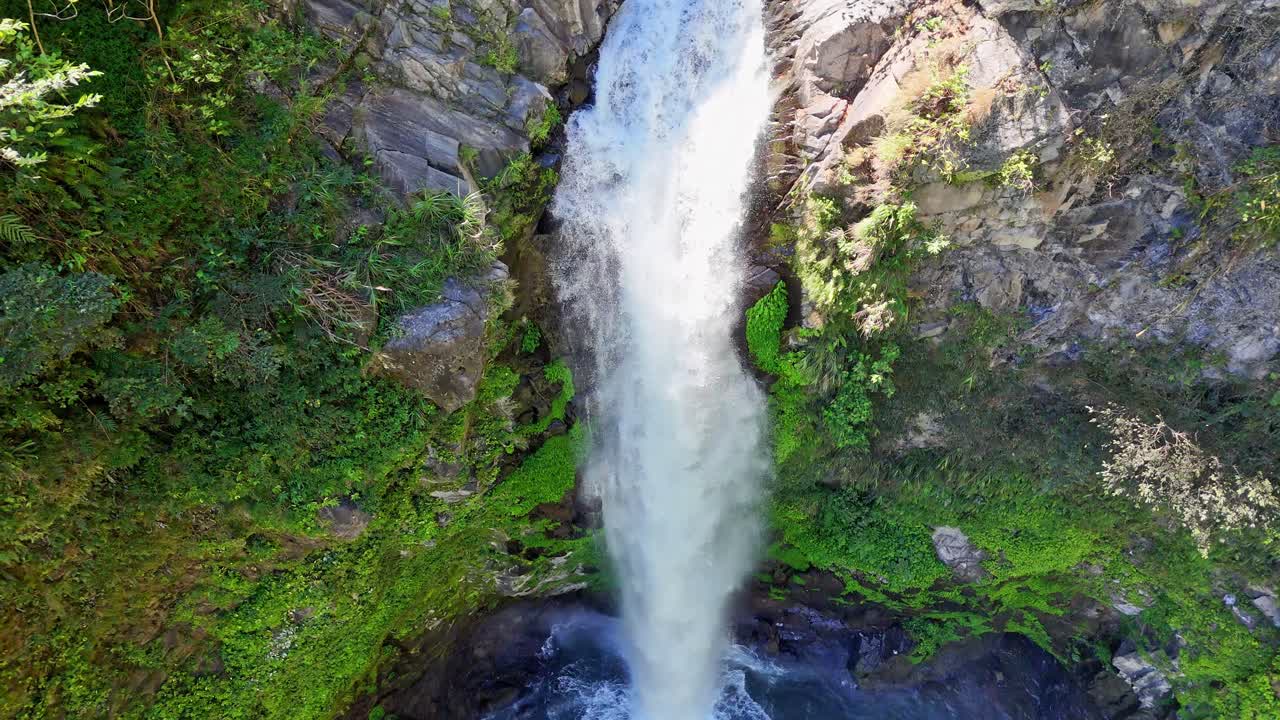 imágenes de drones de arriba hacia abajo de las cataratas de tapiyah cerca de batad en el norte de filipinas