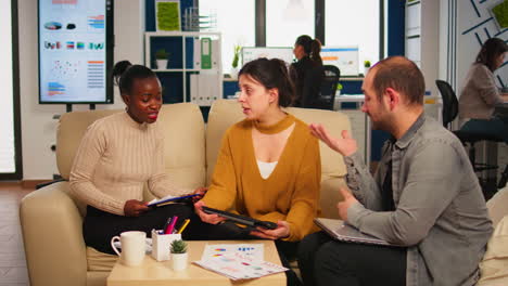 angry manager woman arguing disagreeing about bad business contract