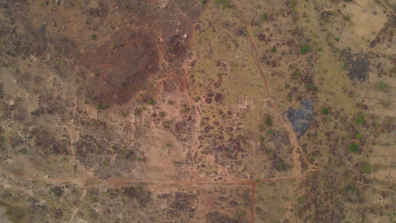 video de drones que muestra el paisaje en burkina faso africa - africa paisaje video de drones
