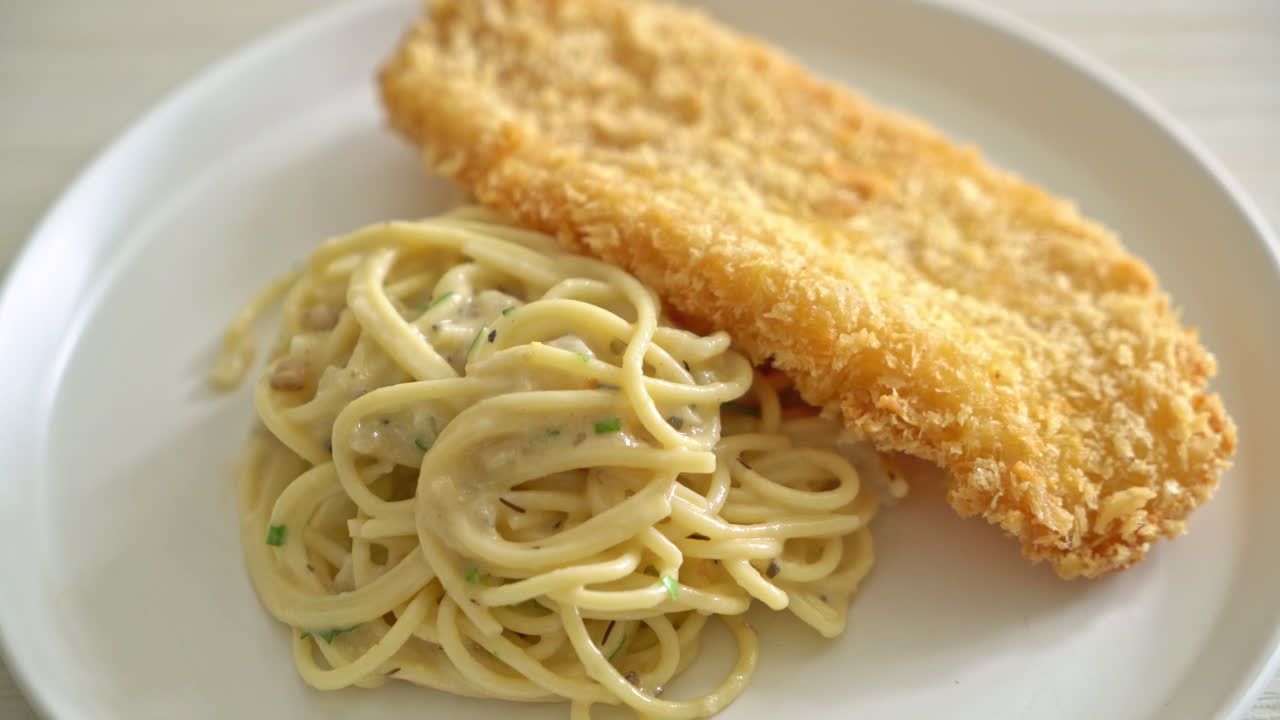 Pasta de espagueti casera salsa de crema blanca con pescado frito
