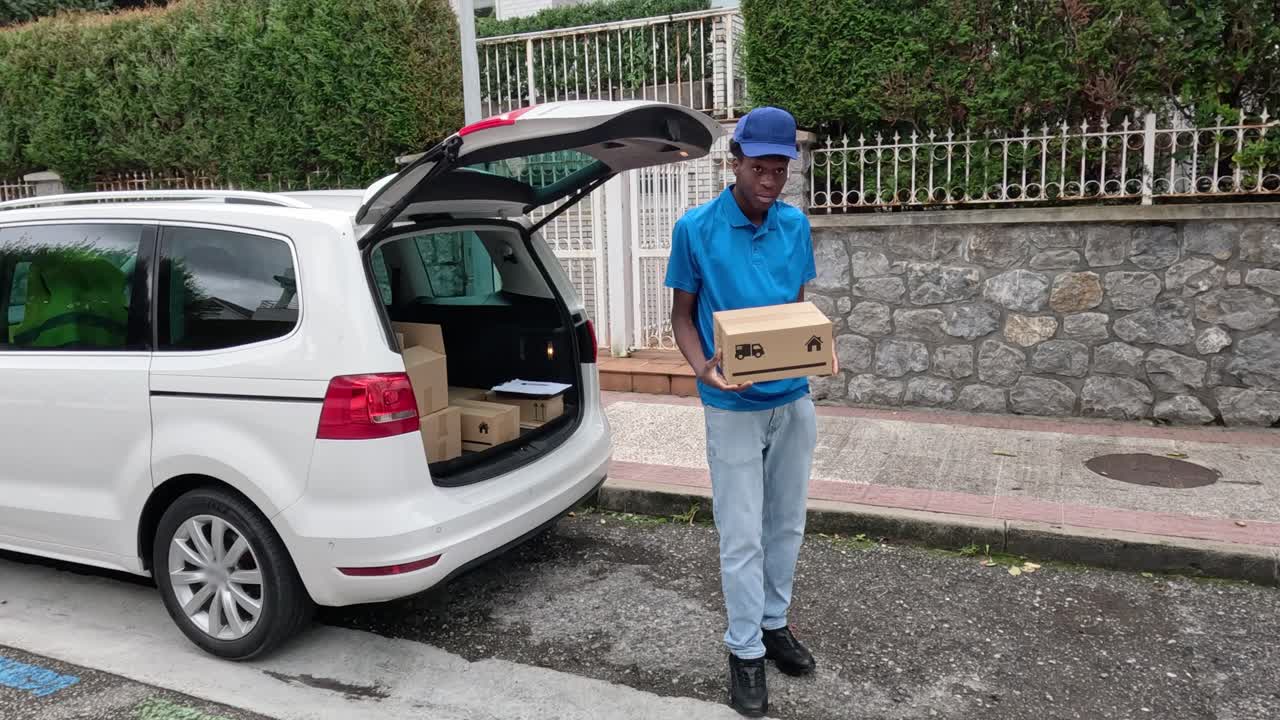 Fattorino che carica pacchi in auto