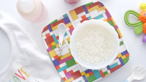 cereal para bebés en un cuenco de colores