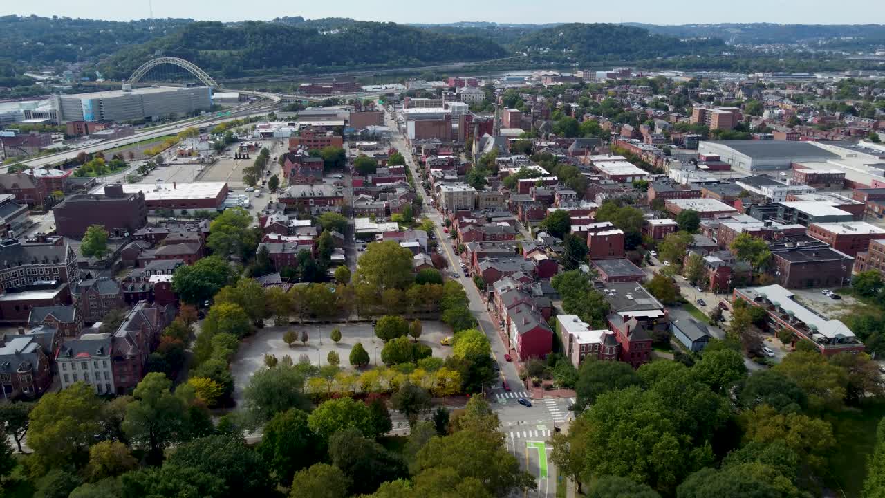 Pittsburgh, Pennsylvania, ilmakuvaa dronella Calfornia-Kirkbridgen kaupunginosasta keskustan pohjoispuolella