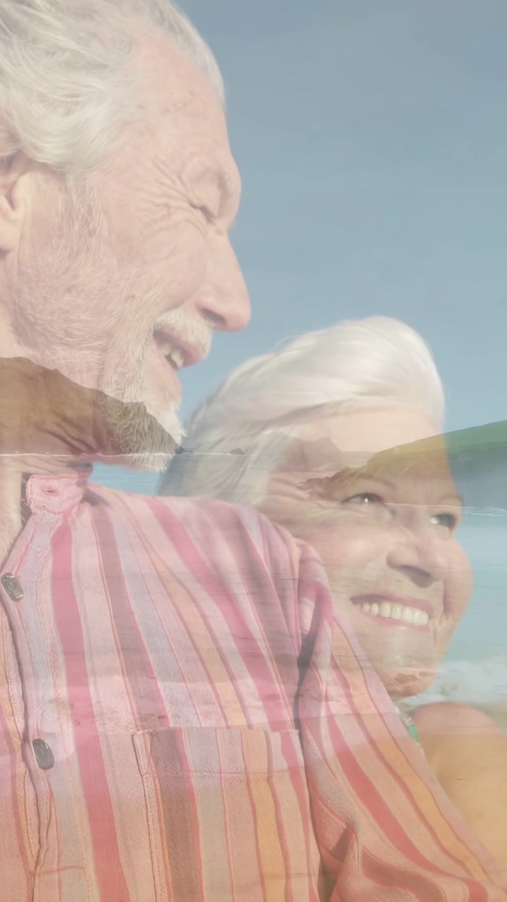 Vídeo vertical: Casal idoso se abraçando em close-up, sobreposição revelando o horizonte sobre o peito, anúncios de viagem.