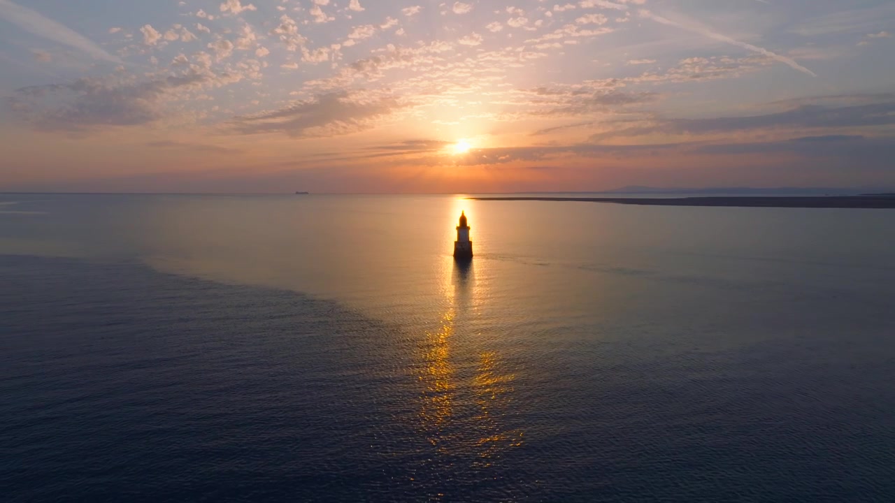 Faro abbandonato di Plover Scar. Baia di Morecambe, Lancashire, Regno Unito. Faro posizionato nel bagliore del tramonto con ripresa in allontanamento.