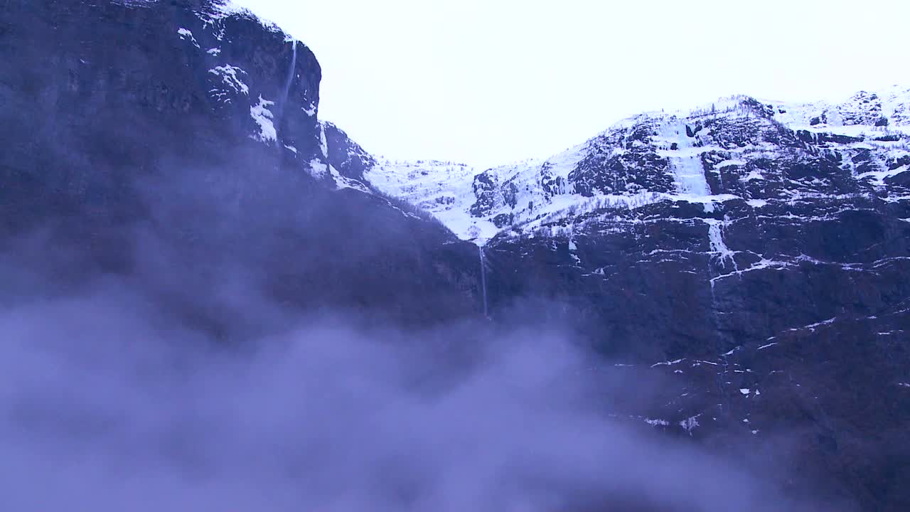 노르웨이 피요르드의 높은 절벽에서 떨어지는 폭포