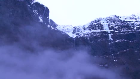 Cascadas-Se-Precipitan-Desde-Altos-Acantilados-En-Los-Fiordos-De-Noruega