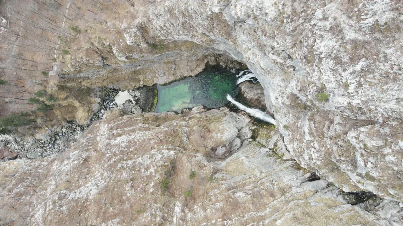 vista descendente de arriba hacia abajo de la cascada de savica en eslovenia