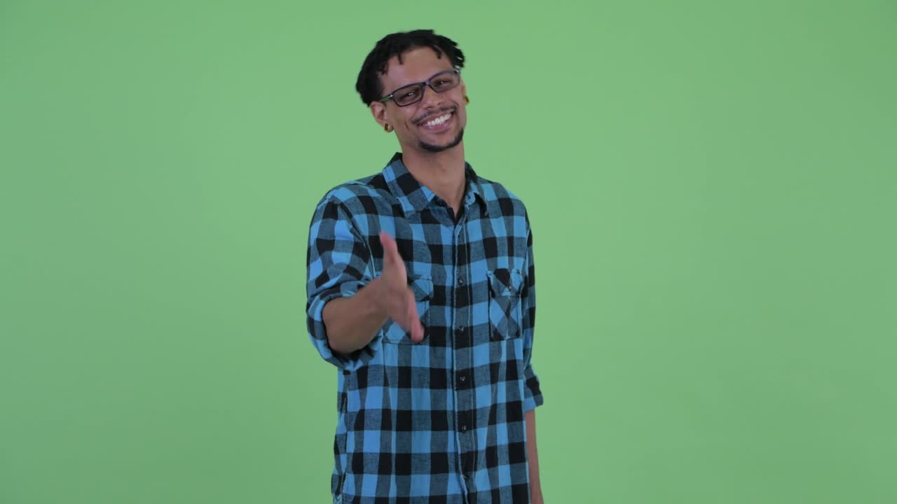 joven feliz y guapo hombre africano hipster con dreadlocks
