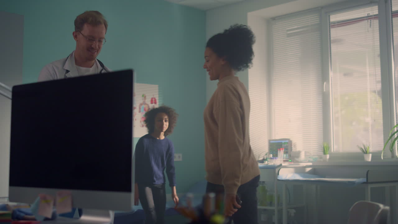 médico terminando la consulta médica familia afroamericana en un hospital moderno