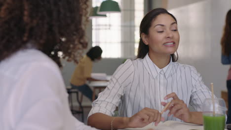 Mujeres-De-Negocios-Felices-Intercambiando-Ideas-Con-Amigos-Trabajando-Juntos-Disfrutando-De-Una-Conversación-Compartiendo-Ideas-Creativas-En-Un-Lugar-De-Trabajo-De-Oficina-Relajado