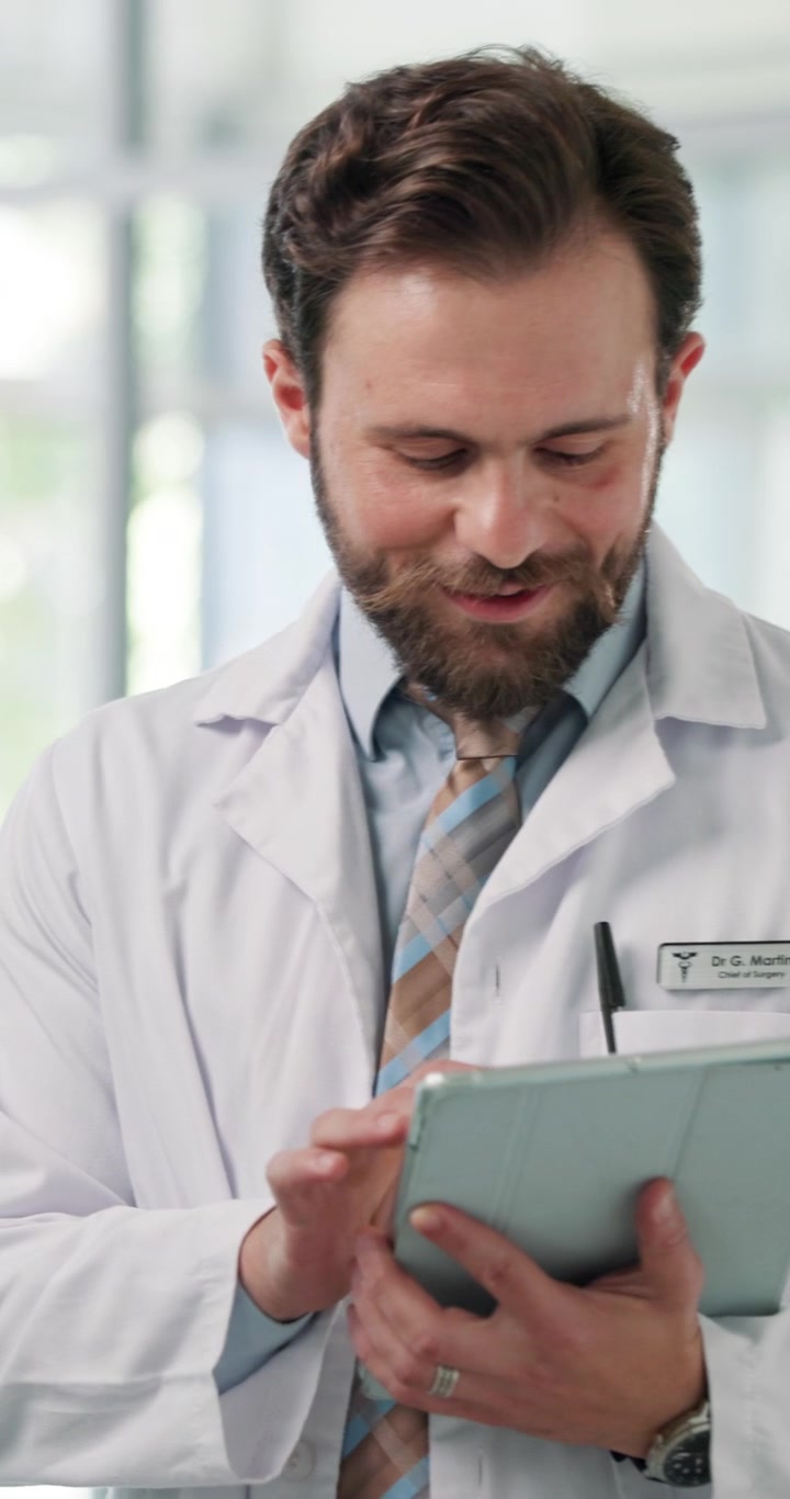 Chirurgo che usa un tablet nel corridoio dell'ospedale